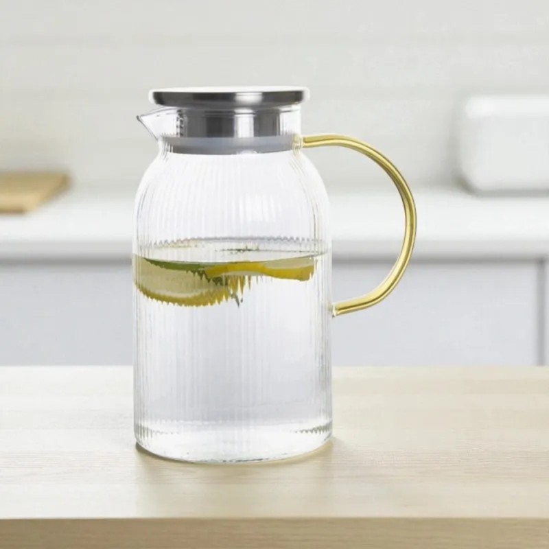 Szklany dzbanek do napojów 1,5 l z metalową pokrywką I złotą rączką tragar